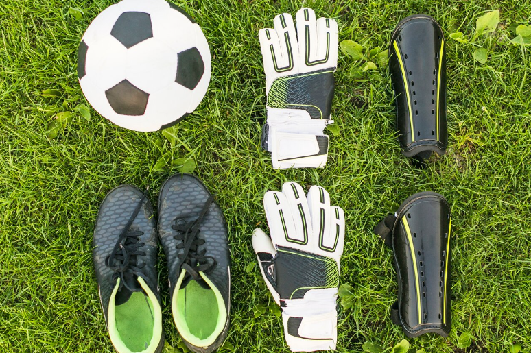 1712141546 guantes portero - Javier Ceballos Jimenez: Importancia de los guantes de portero de fútbol y cómo comprarlos adecuadamente